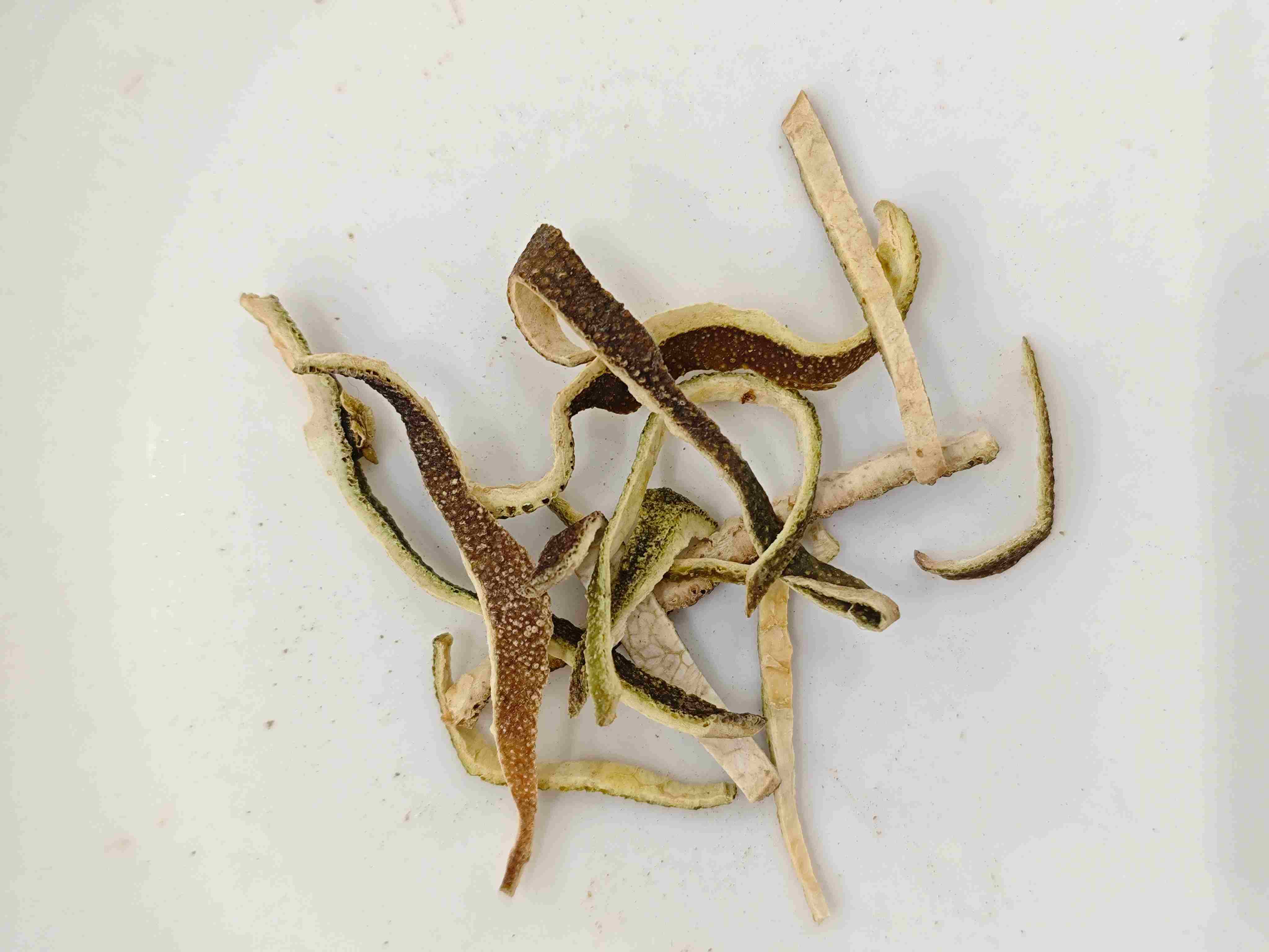 Casca de tangerina verde (qīng pí)